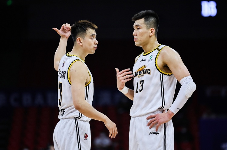 后场双核有一个非要走？杨鸣：我尽量把他往回拉 但决定权不在我